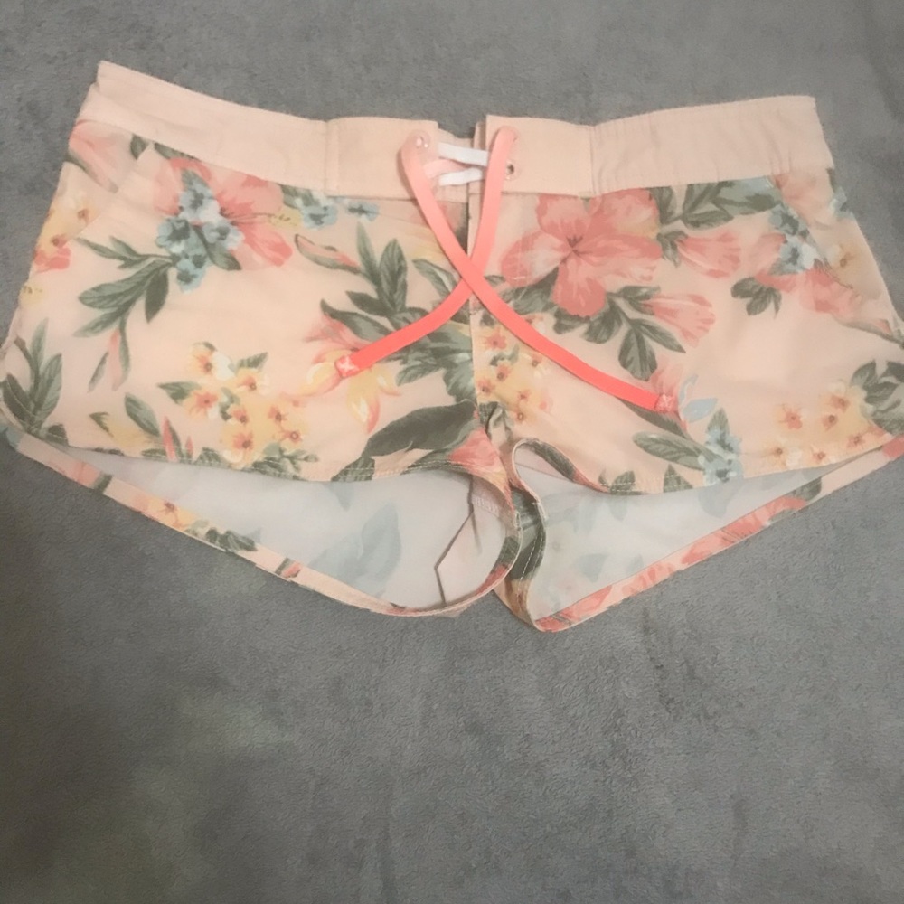 Ladies Ripcurl Shorts. Extra Large - image 3